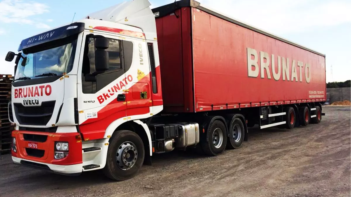 A foto mostra uma carreta da Brunato Transportes