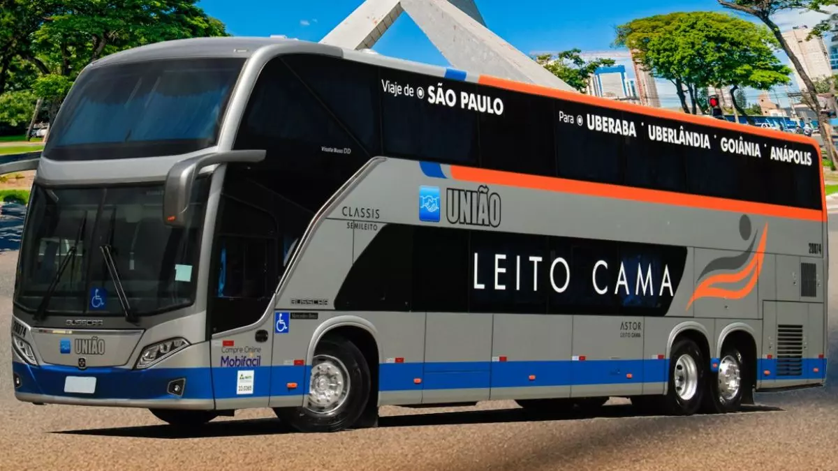 A foto mostra um ônibus da Expresso União