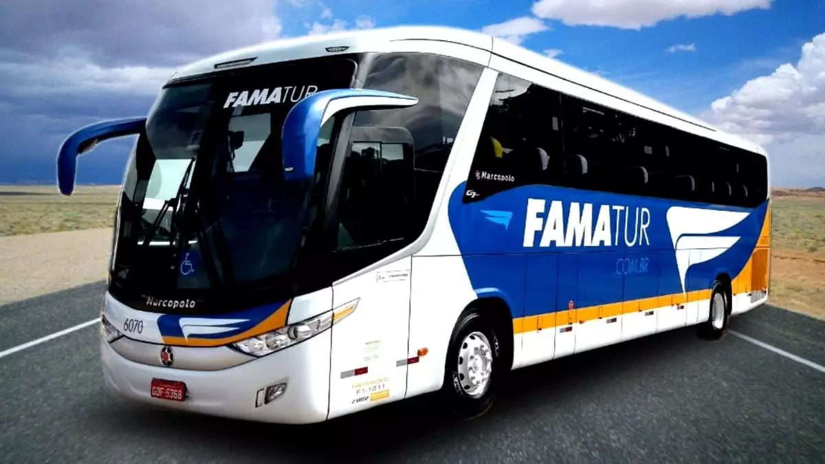 A foto mostra um ônibus do Grupo Famatur