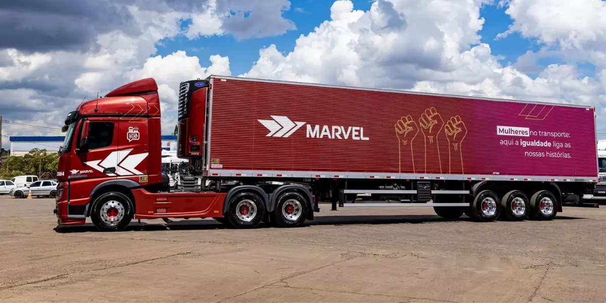 A foto mostra uma carreta vermelha da Transportes Marvel