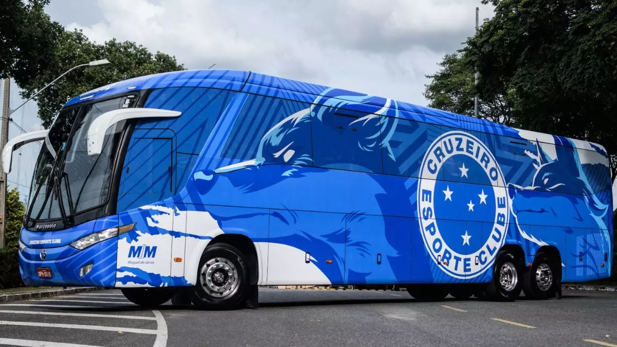 A foto mostra um ônibus do Cruzeiro Futebol Clube