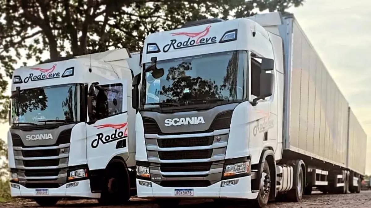 A foto mostra duas carretas da Rodoleve Transportes