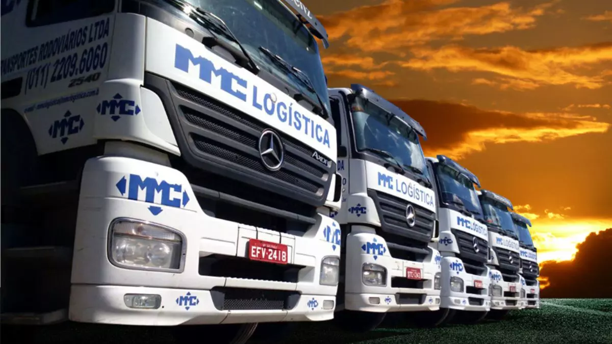 A foto mostra uma frota da MMC Logística