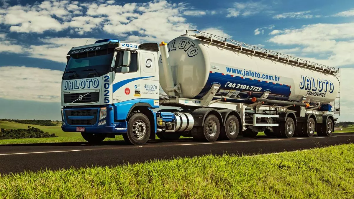 A foto mostra uma carreta da Jaloto Transportes