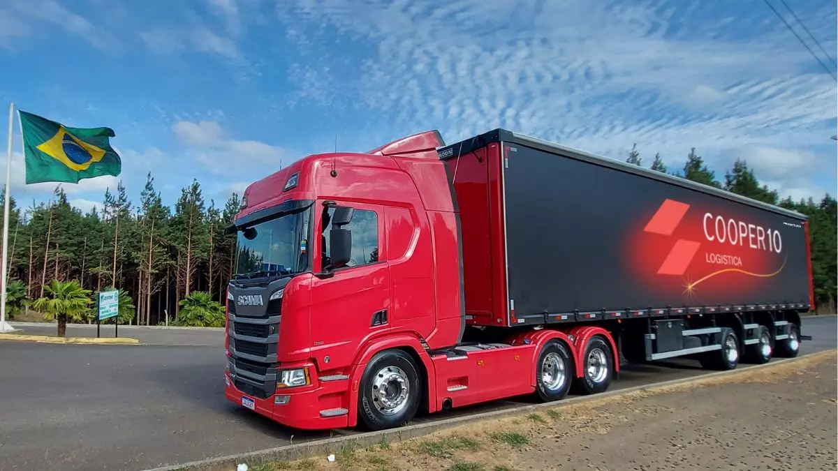 Carreta da frota da empresa Cooper10