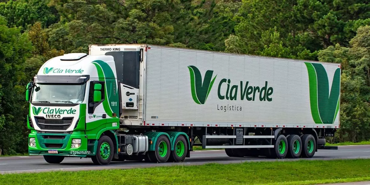 Caminhão da frota da empresa CIA Verde Logística