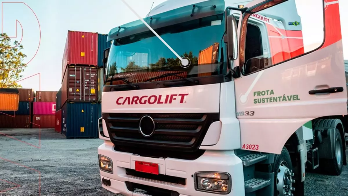 A foto mostra uma carreta da Cargolift