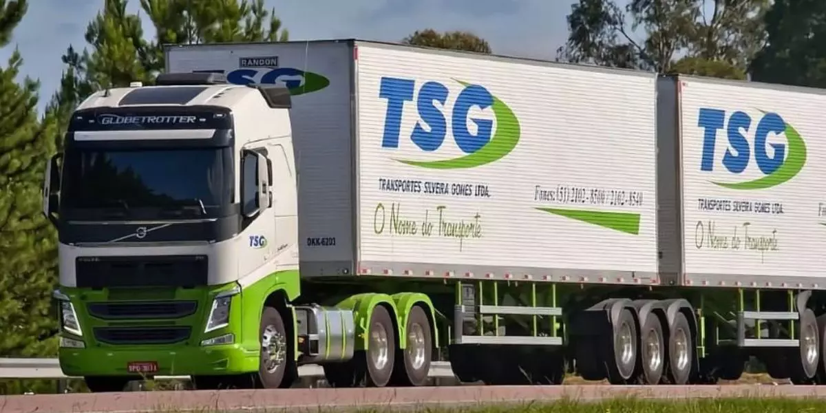 A foto mostra uma carreta da TSG Transportes