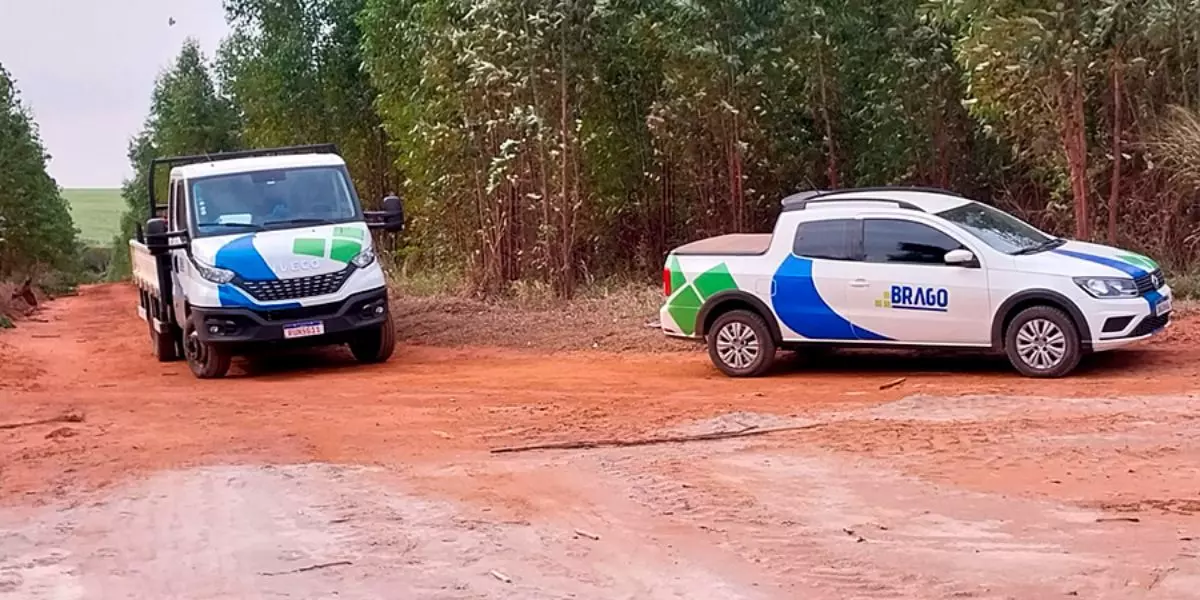A foto mostra um caminhão e uma caminhonete da Brago Florestal
