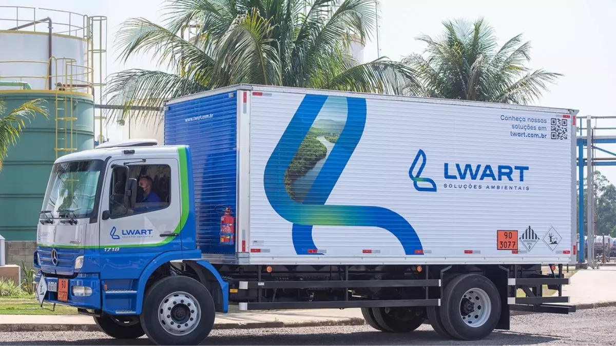 A foto mostra um caminhão da LWART Soluções Ambientais