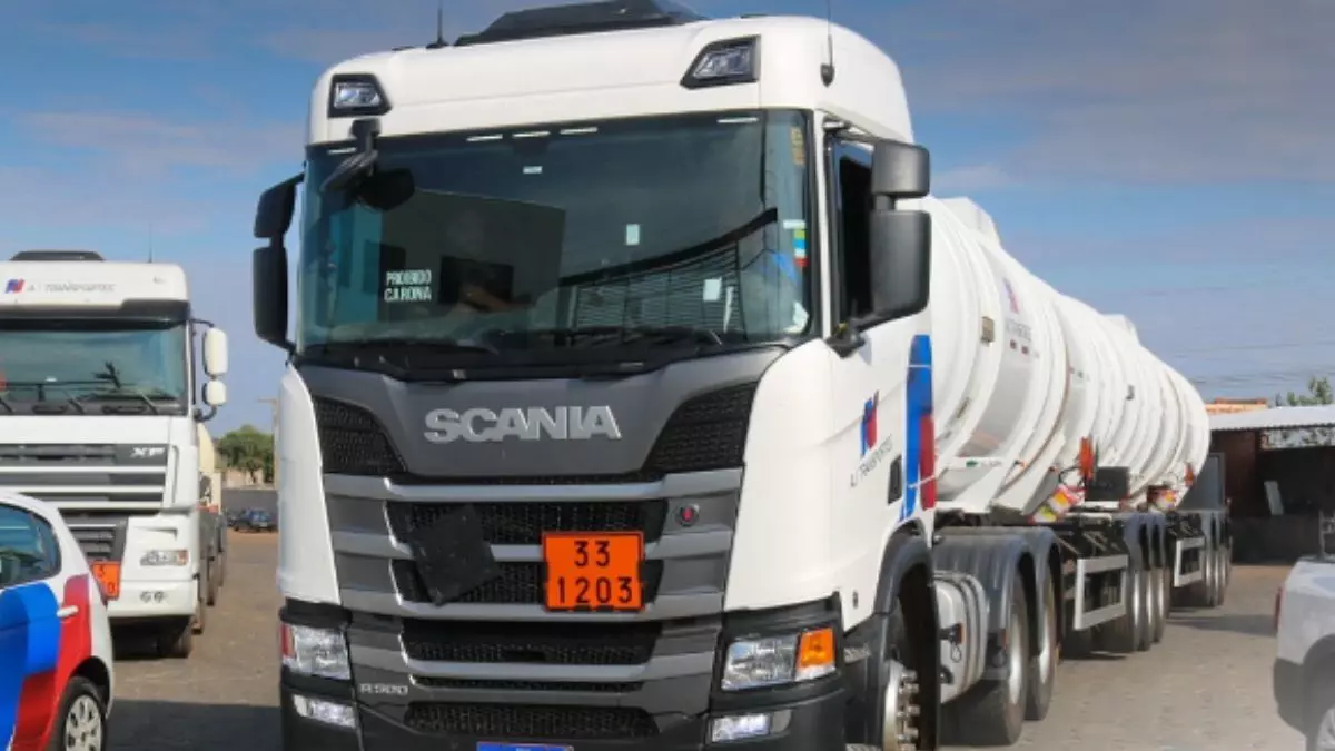 Caminhão da empresa AJ Transportes e Locações