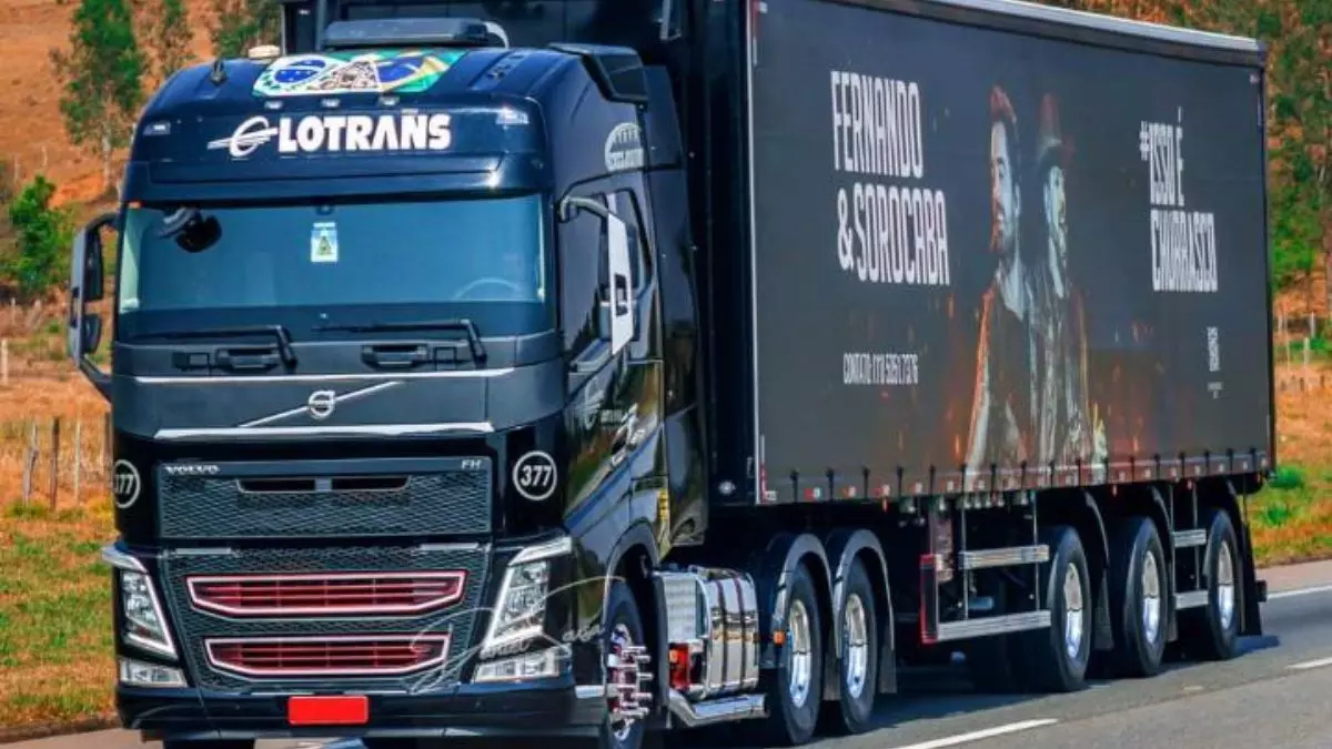 A foto mostra uma carreta da Lotrans