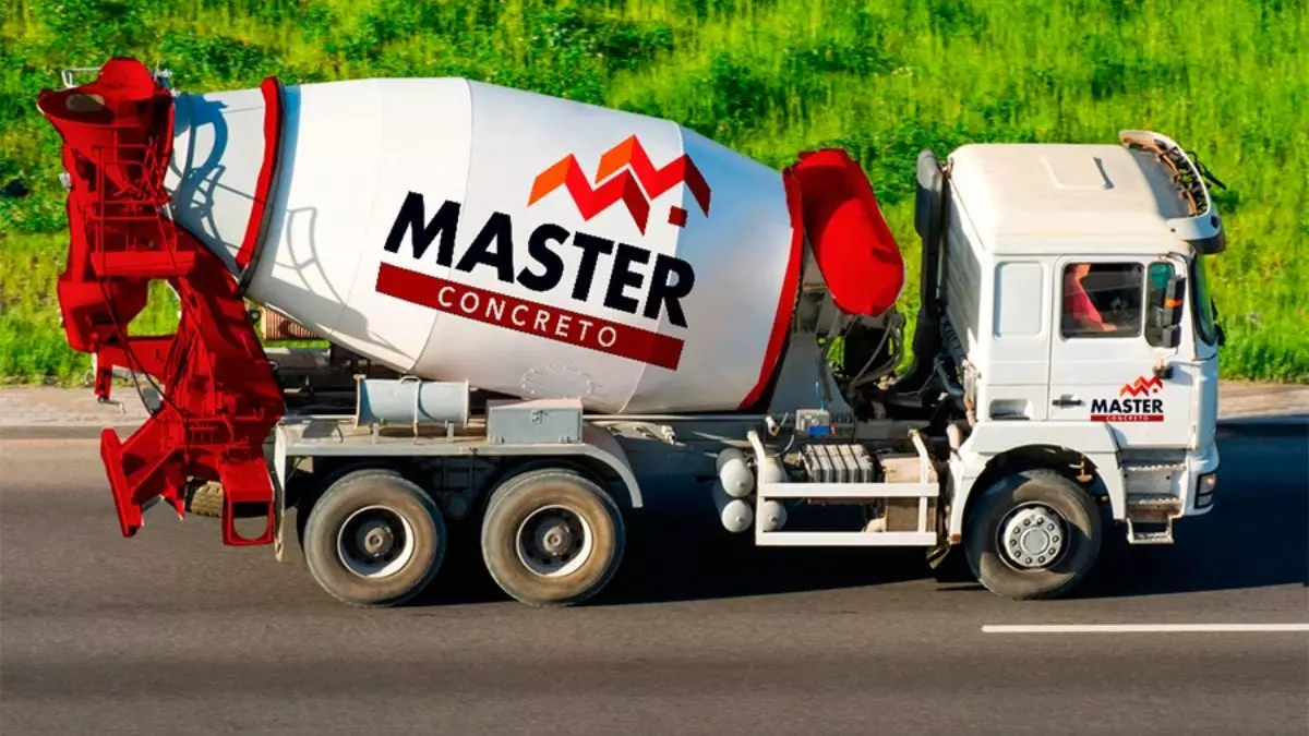 A foto mostra um caminhão betoneira da Master Concreto