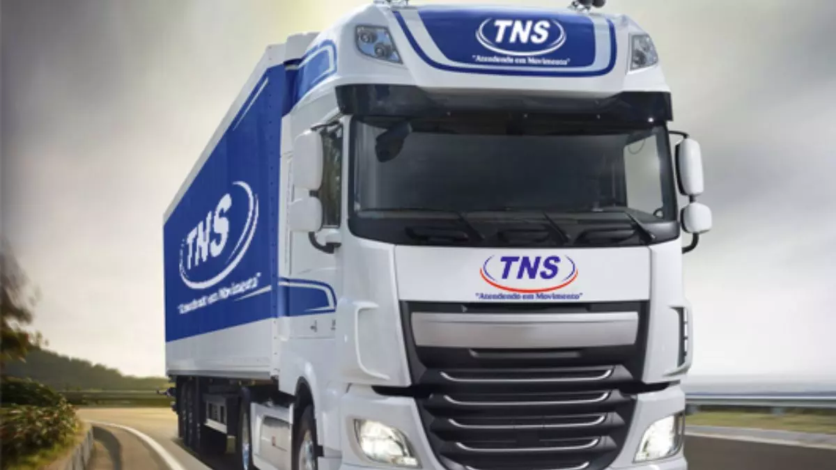 A foto mostra uma carreta da TNS Transporte