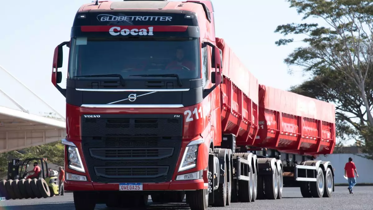 A foto mostra uma carreta da Cocal Transportes