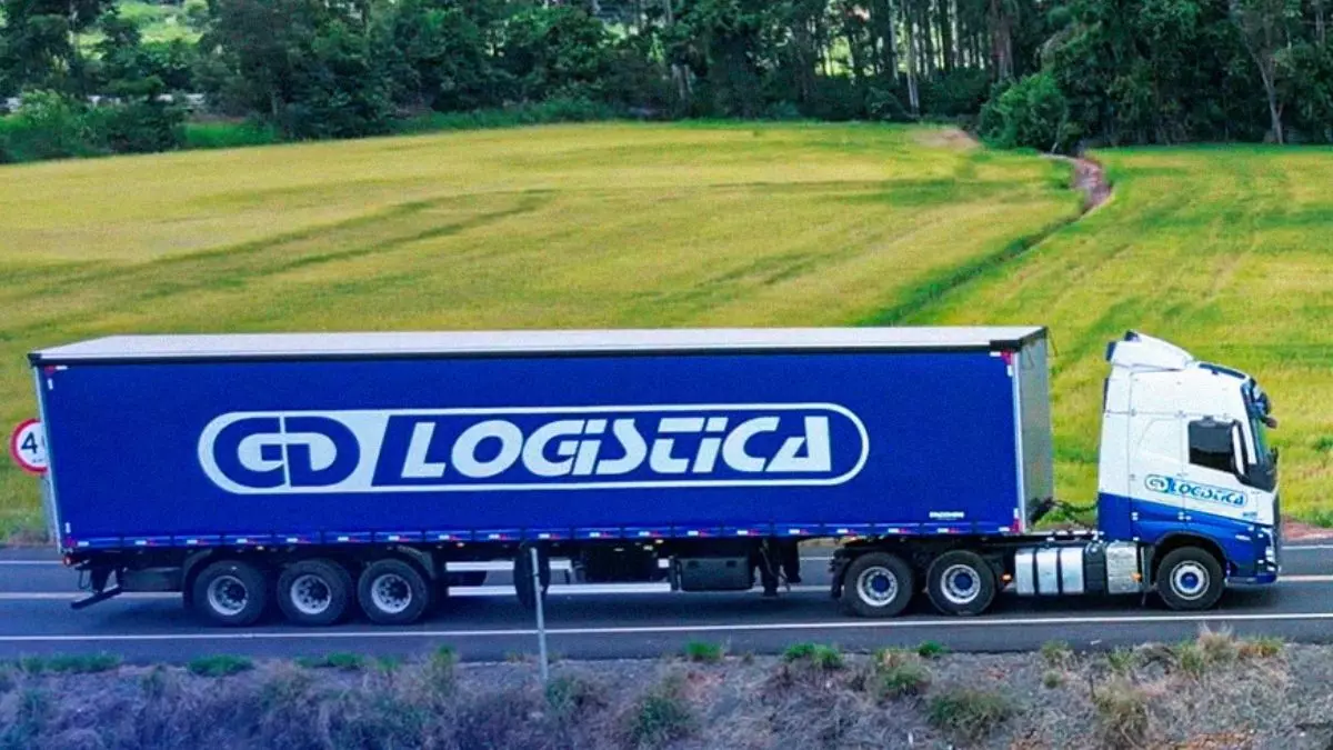 A foto mostra uma carreta da GD Logística