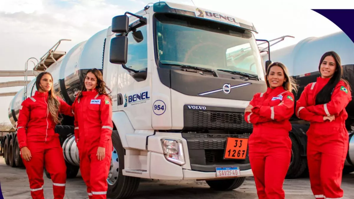 A foto mostra uma carreta e 4 motoristas da Benel Transportes
