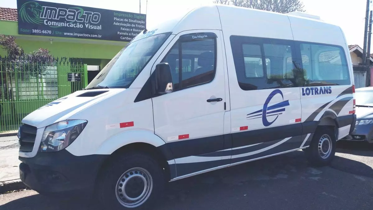 A foto mostra uma van da Lotrans