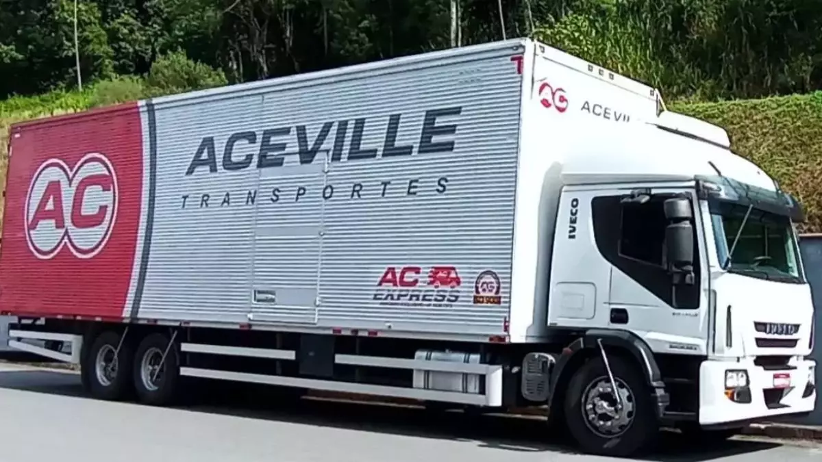 Caminhão da frota Aceville Transportes
