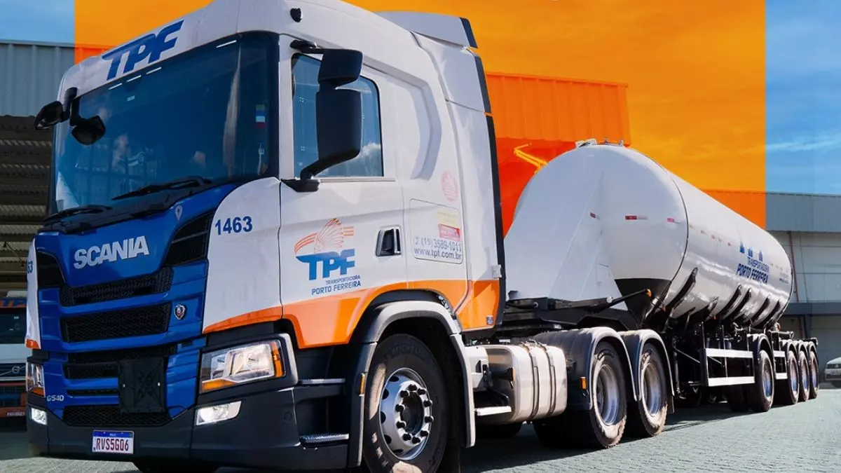 A foto mostra uma carreta da TPF - Transportadora Porto Ferreira