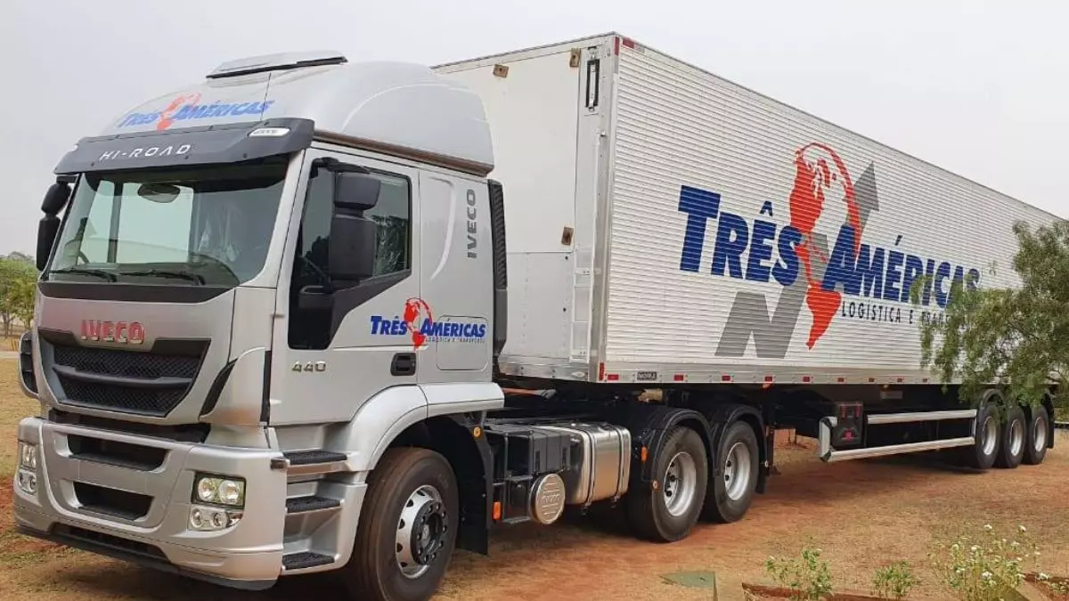 A foto mostra um caminhão da Três Américas Logística e Transportes
