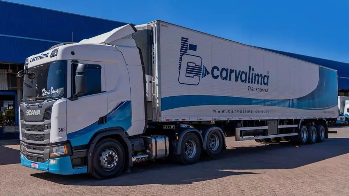 A foto mostra uma carreta da Carvalima Transportes