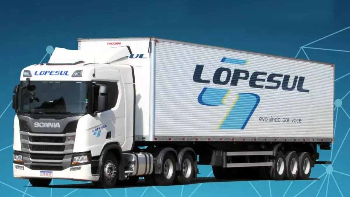 A foto mostra uma carreta da Lopesul