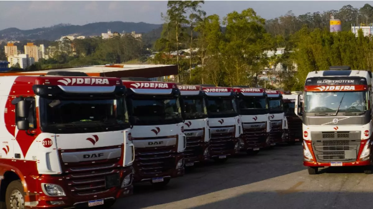 A foto mostra um frota de carretas da Videira Transportes