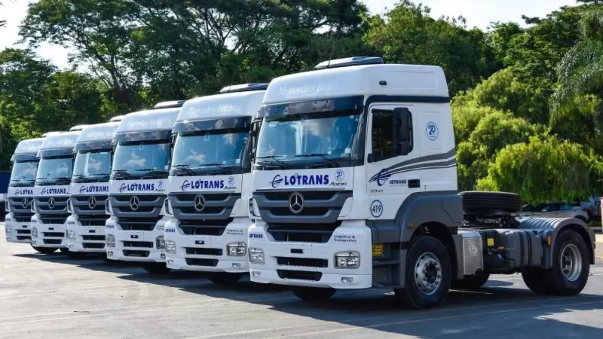 A foto mostra uma frota de caminhões da Lotrans Logística e Transportes
