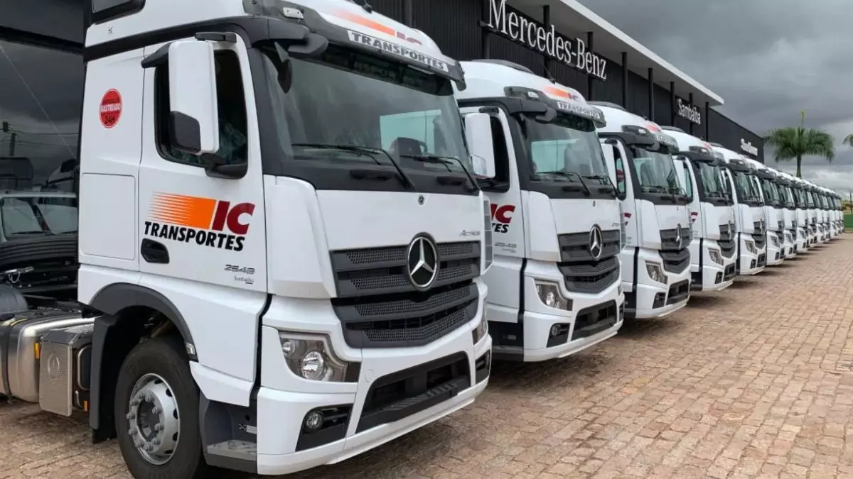 A foto mostra uma frota de caminhões da IC Transportes