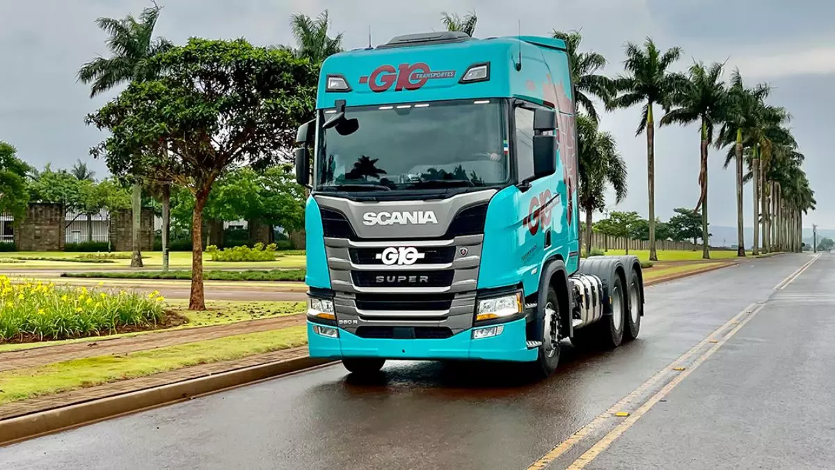 A foto mostra um caminhão da G10 Transportes