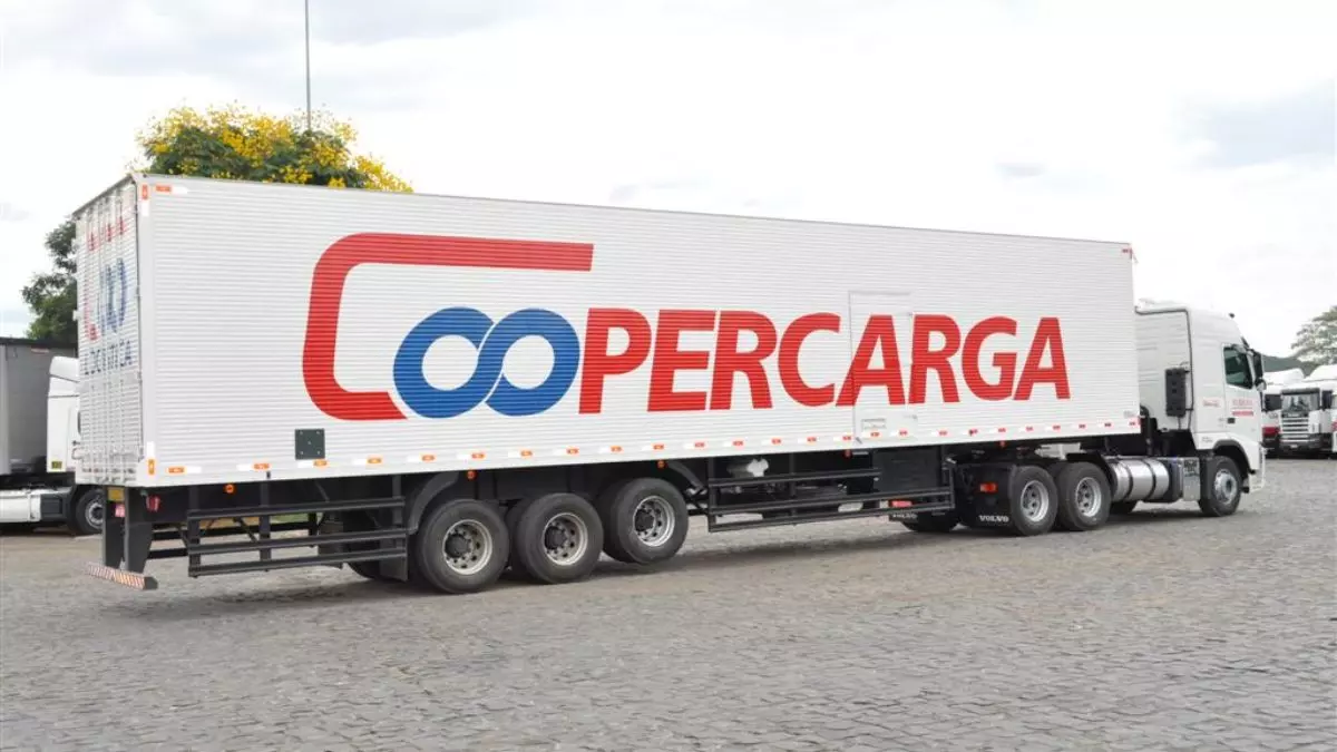 A foto mostra uma carreta da Coopercarga