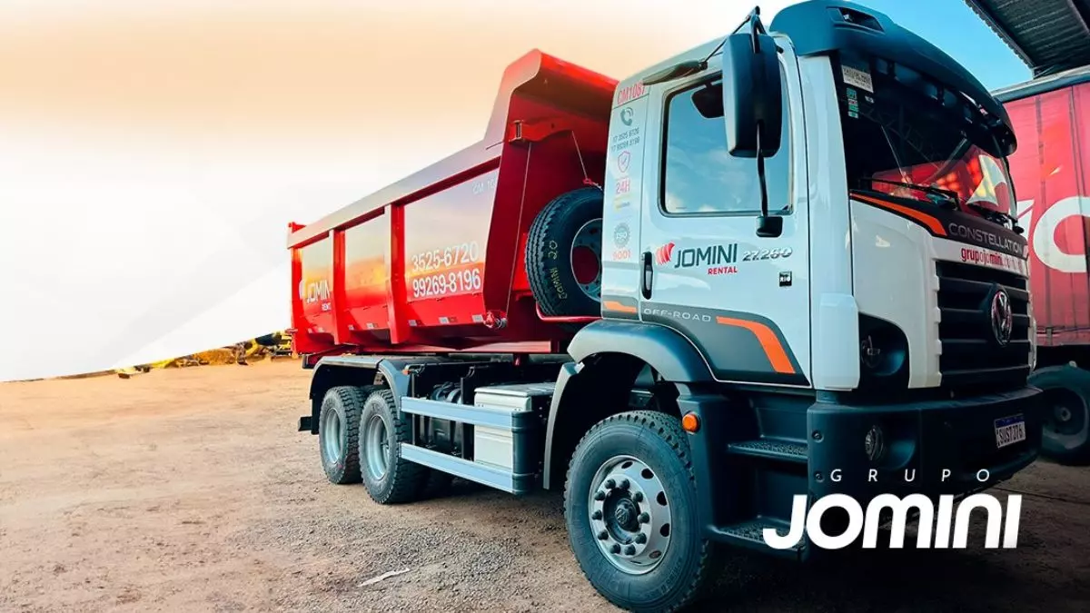 A foto mostra um caminhão basculante do Grupo Jomini