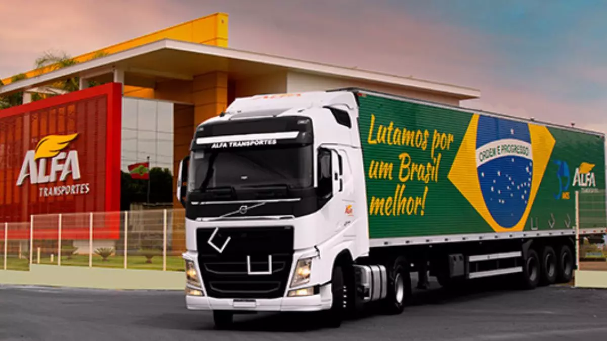 Caminhão da empresa Alfa Transportes LTDA