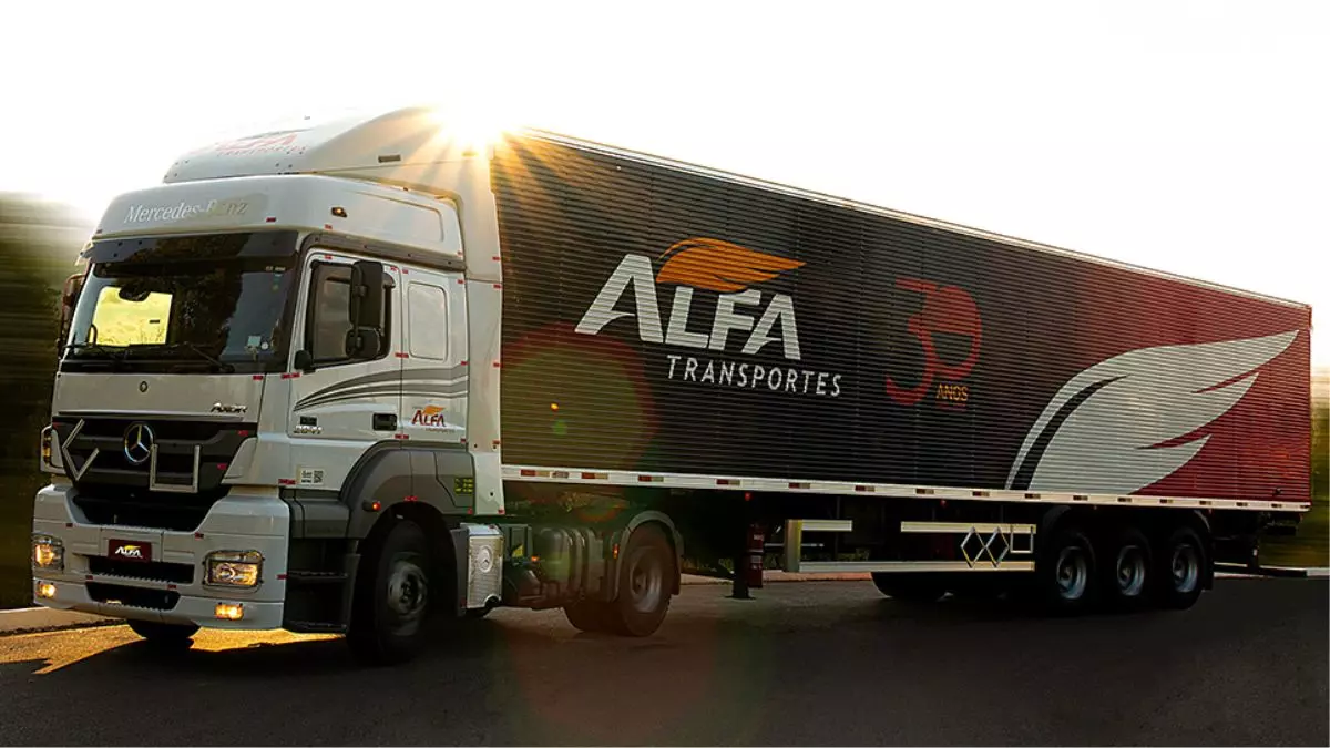 A foto mostra uma carreta da Alfa Transportes