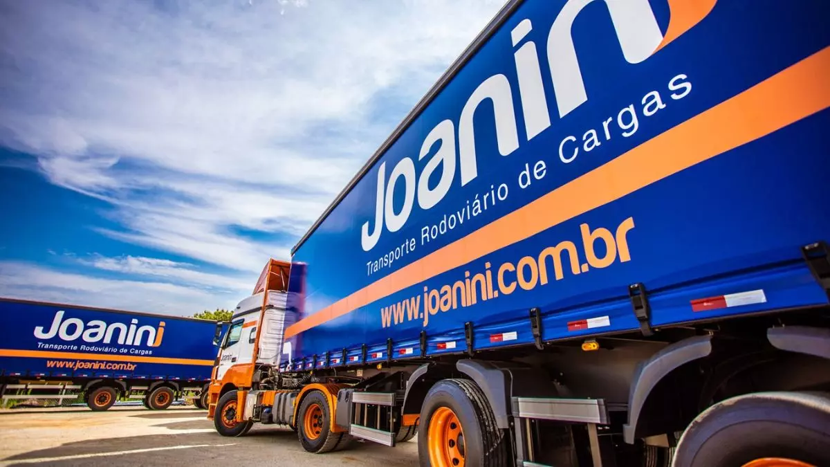 A foto mostra uma carreta da Joanini Transporte