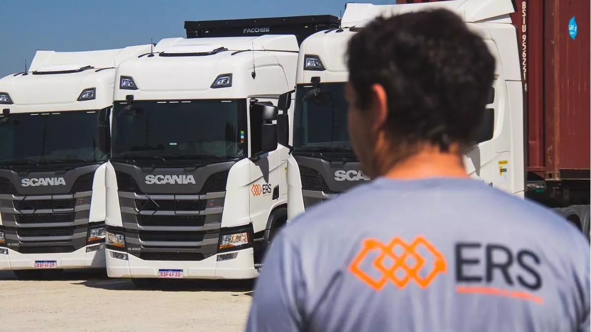 A foto mostra uma frota de carretas do Grupo ERS Transportes