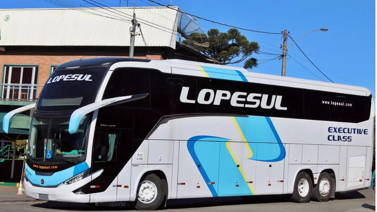 A foto mostra um ônibus da Lopesul