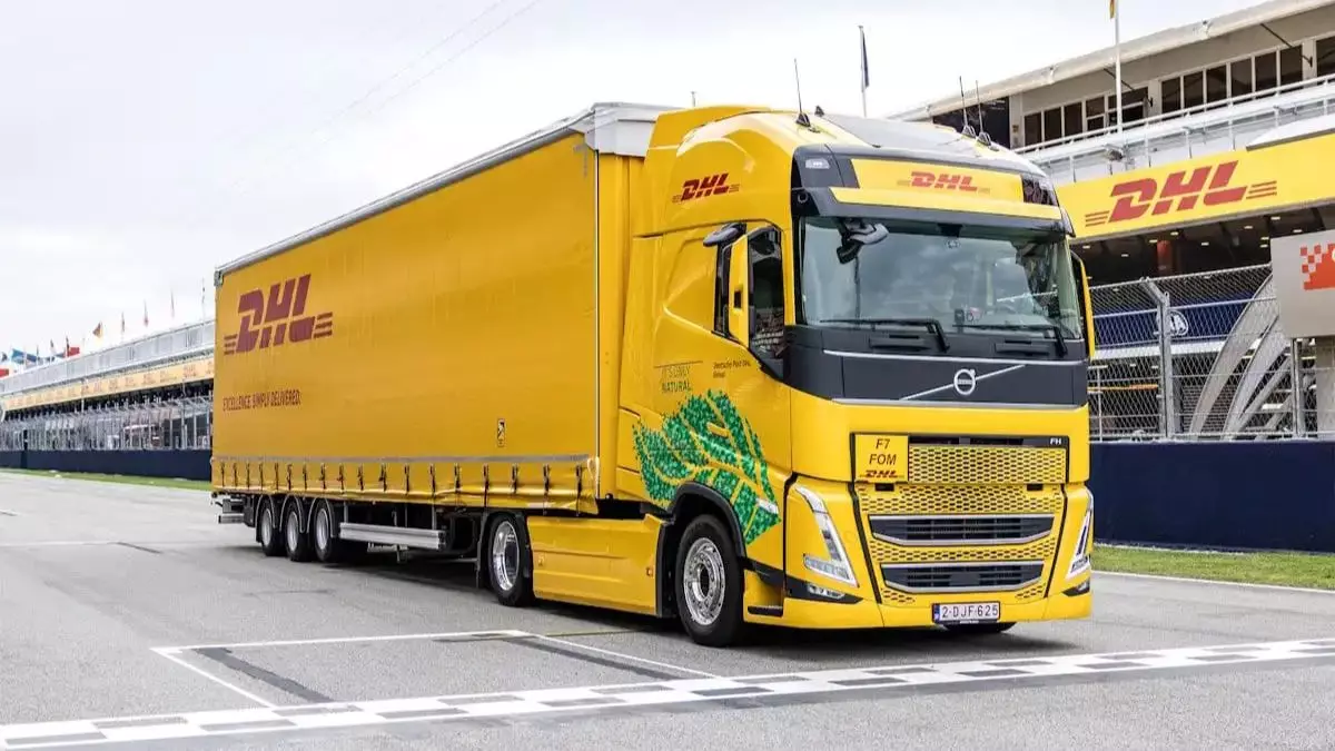 A foto mostra uma carreta da DHL Supply Chain