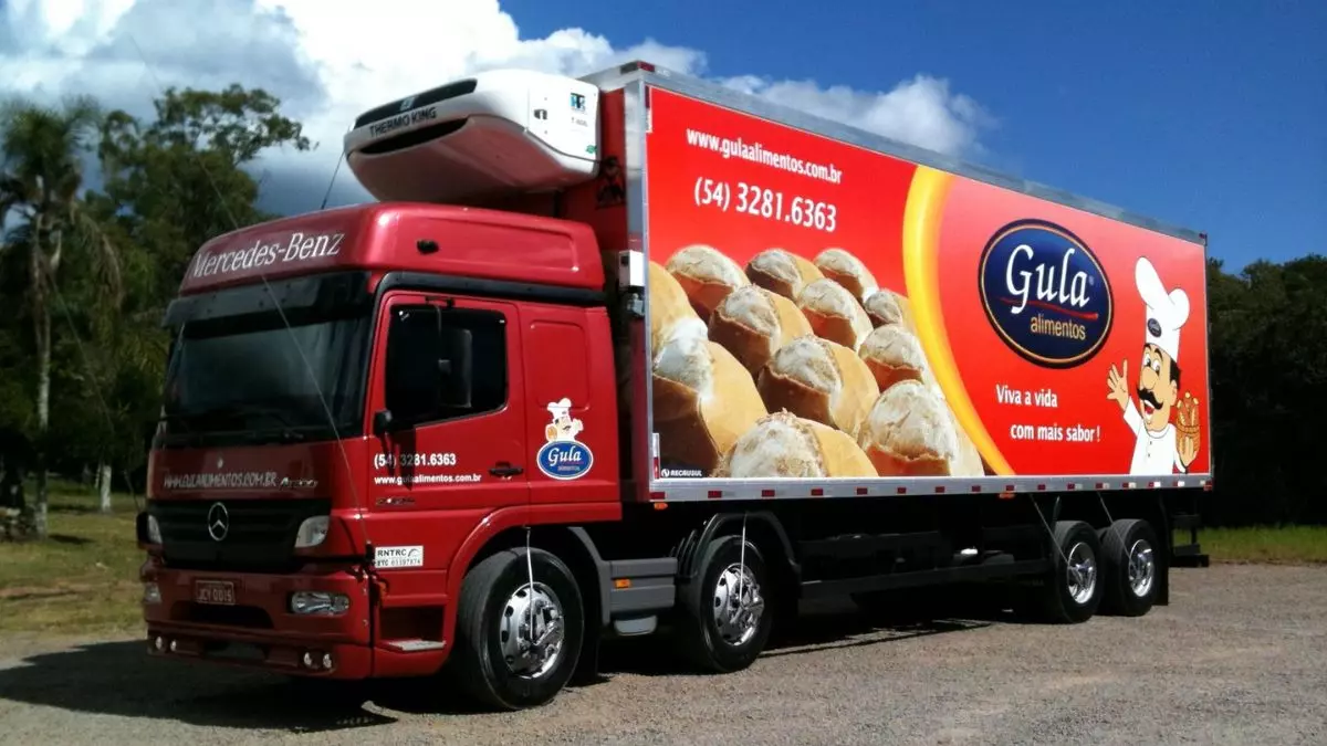 A foto mostra um caminhão da Gula Alimentos