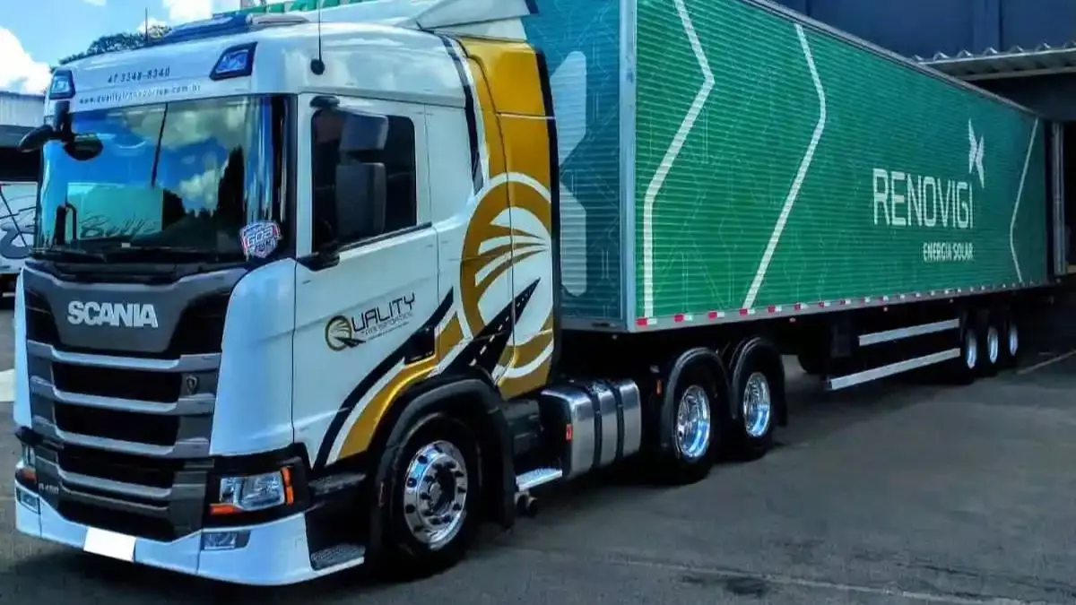 A foto mostra uma carreta da Quality Transportes