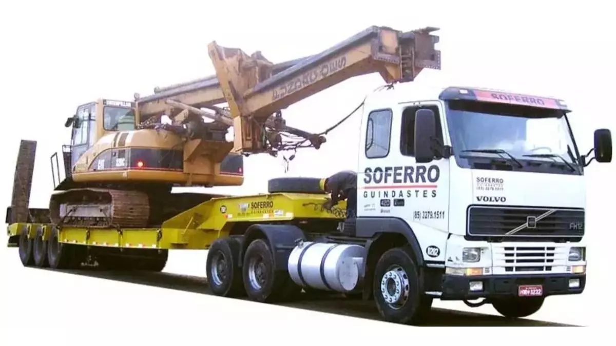 A foto mostra uma carreta prancha do Grupo SOFERRO