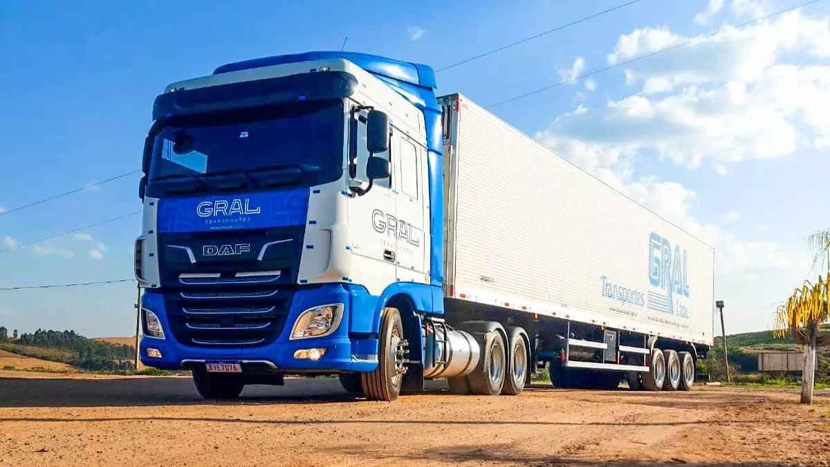 A foto mostra uma carreta da Transportes Gral