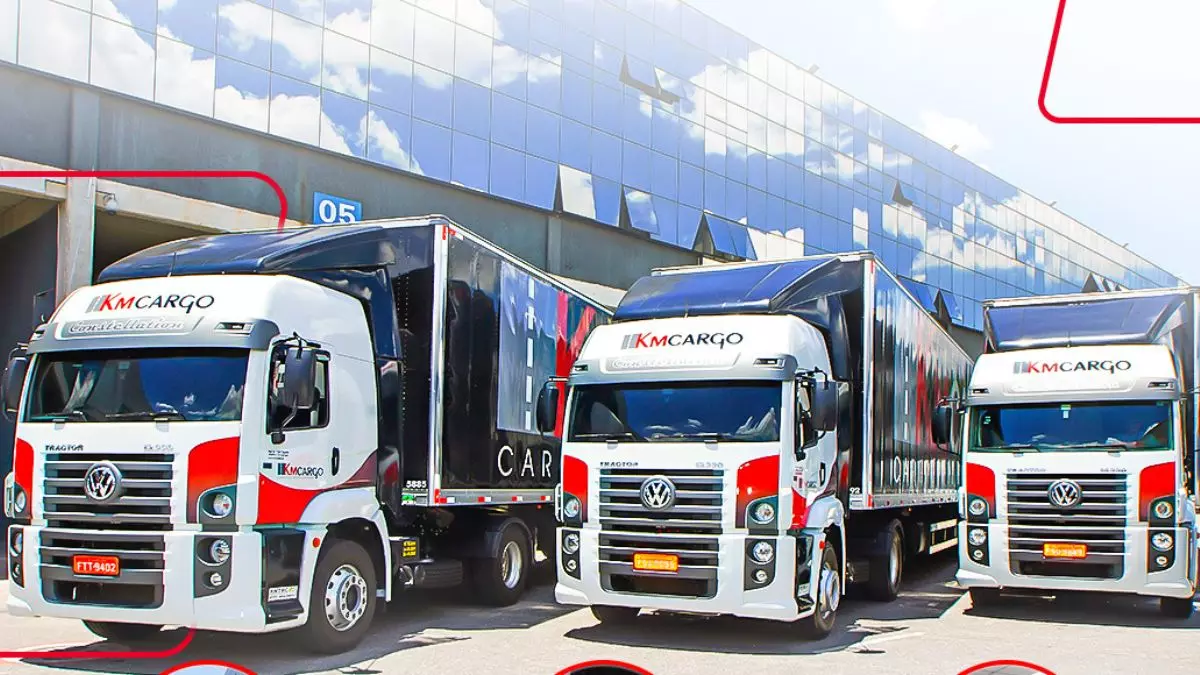 A foto mostra uma frota de caminhões da KM Cargo