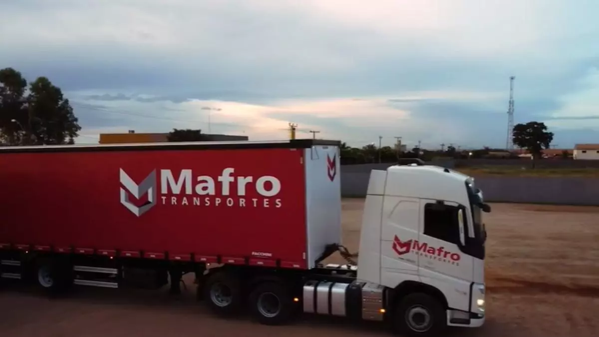 A foto mostra uma carreta da Mafro Transportes