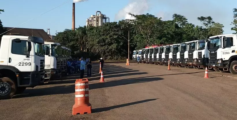 A foto mostra uma frota de caminhões da Usina Santa Fé