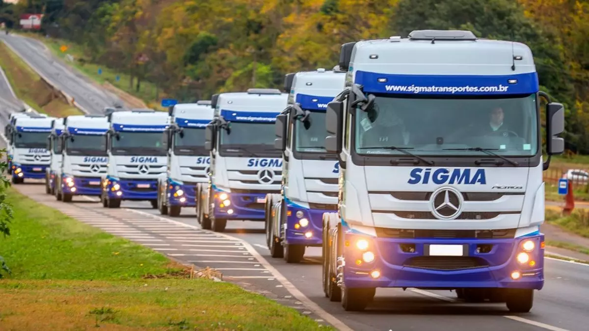 A foto mostra uma frota de carretas da Sigma Transportes e Logística