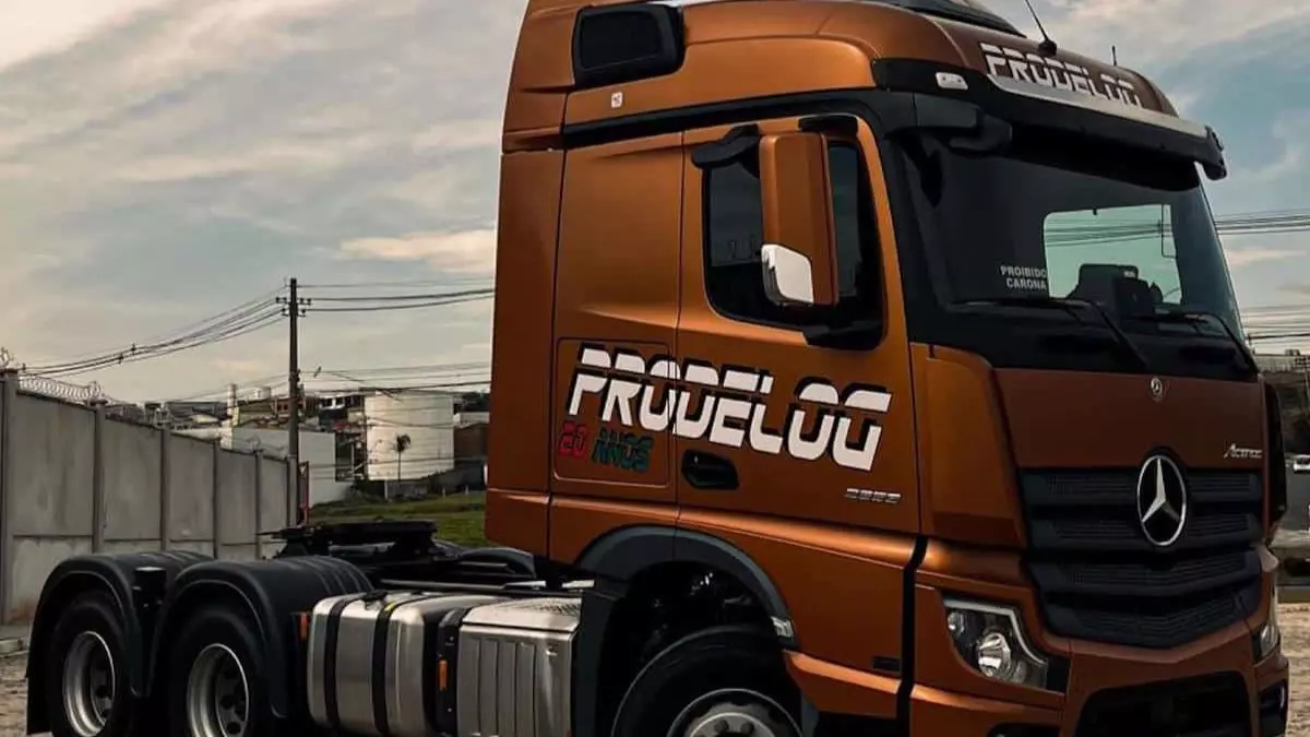 A foto mostra uma carreta da Prodelog