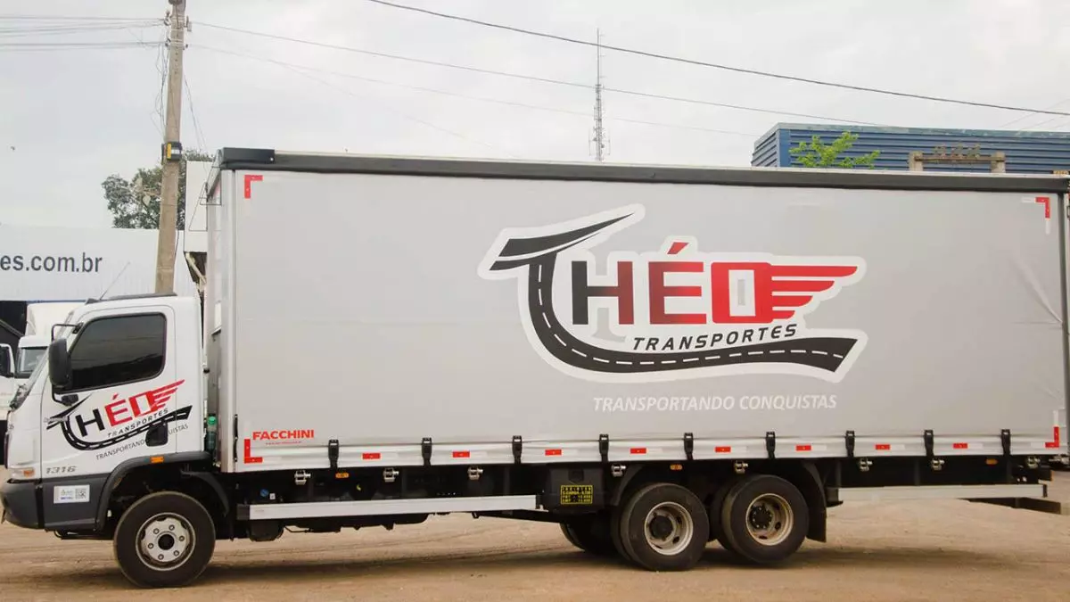 A foto mostra um caminhão da Théo Transportes