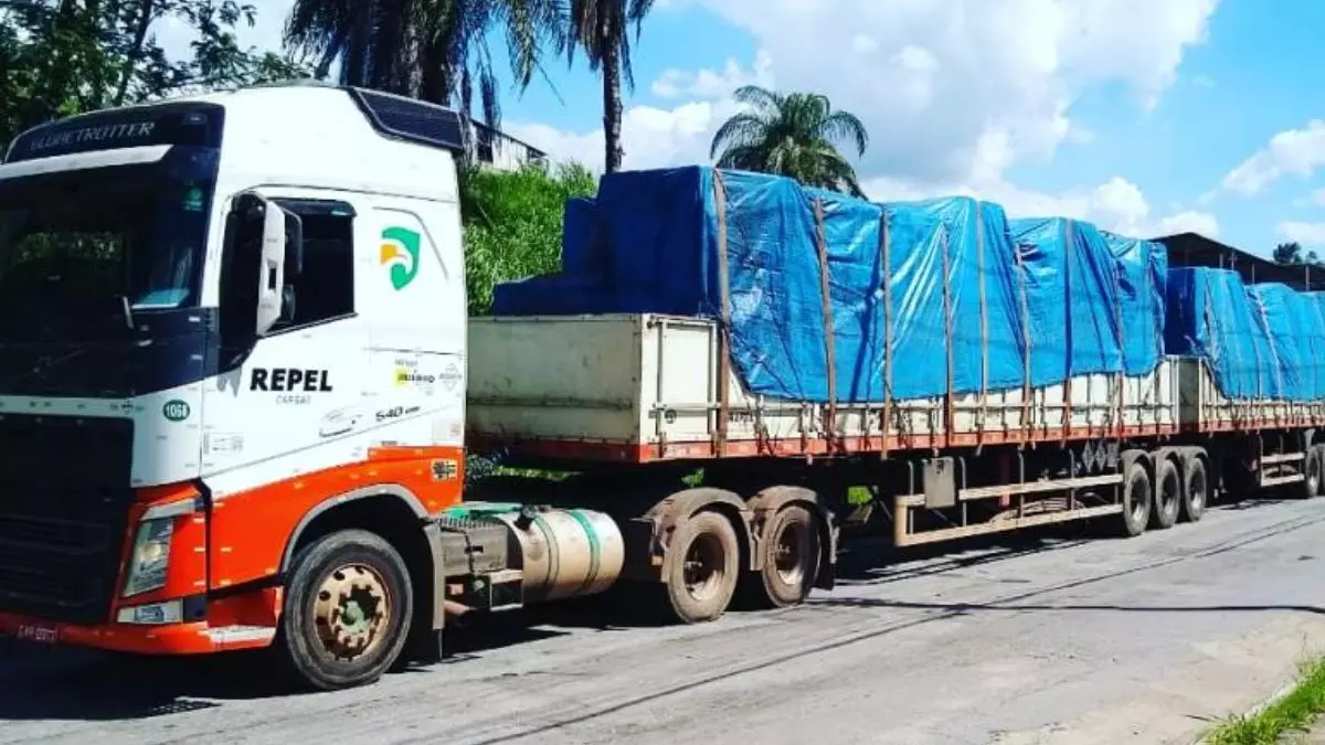 A foto mostra uma carreta de carga seca da Repel Cargas
